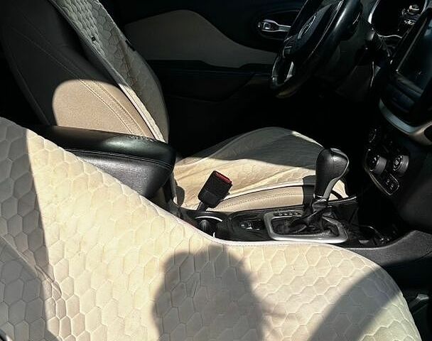 Бежевий Джип Cherokee, об'ємом двигуна 2.36 л та пробігом 217 тис. км за 12000 $, фото 2 на Automoto.ua