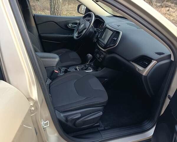 Бежевий Джип Cherokee, об'ємом двигуна 2.36 л та пробігом 95 тис. км за 14900 $, фото 16 на Automoto.ua