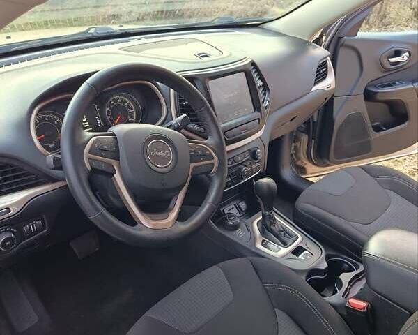 Бежевий Джип Cherokee, об'ємом двигуна 2.36 л та пробігом 95 тис. км за 14900 $, фото 7 на Automoto.ua