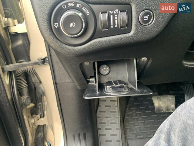 Бежевий Джип Cherokee, об'ємом двигуна 3.24 л та пробігом 140 тис. км за 14000 $, фото 10 на Automoto.ua