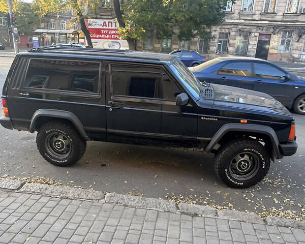Черный Джип Чероки, объемом двигателя 2.1 л и пробегом 100 тыс. км за 12000 $, фото 2 на Automoto.ua