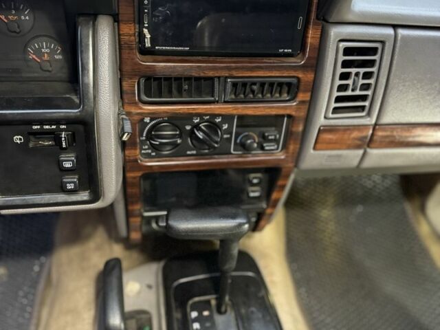 Чорний Джип Cherokee, об'ємом двигуна 5.2 л та пробігом 340 тис. км за 6300 $, фото 7 на Automoto.ua