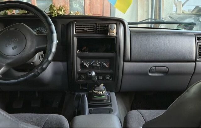 Черный Джип Чероки, объемом двигателя 2.5 л и пробегом 230 тыс. км за 5700 $, фото 7 на Automoto.ua