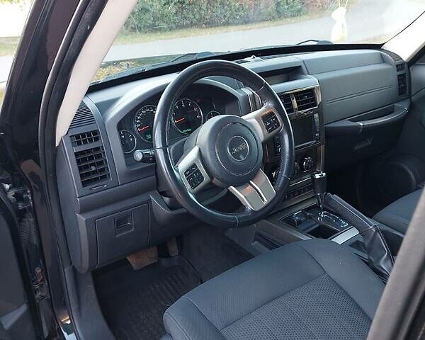 Джип Cherokee 2011 у Києві на Automoto.ua Чорний Джип Cherokee, об'ємом двигуна 2.8 л та пробігом 216 тис. км за 10500 $, фото 7 на Automoto.ua