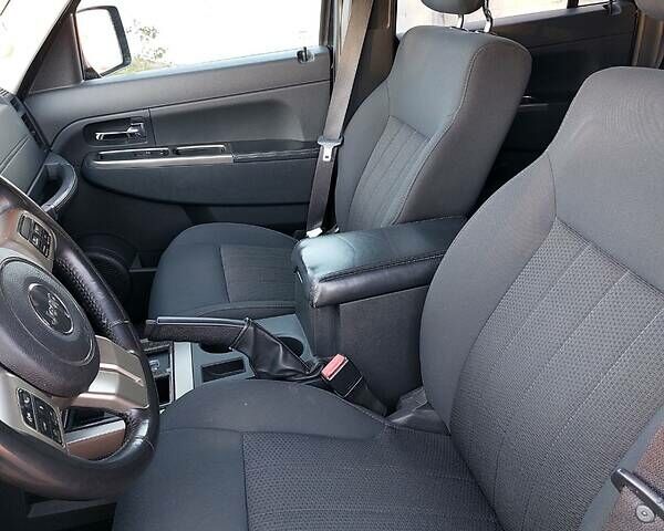 Джип Cherokee 2011 у Києві на Automoto.ua Чорний Джип Cherokee, об'ємом двигуна 2.8 л та пробігом 216 тис. км за 10500 $, фото 11 на Automoto.ua