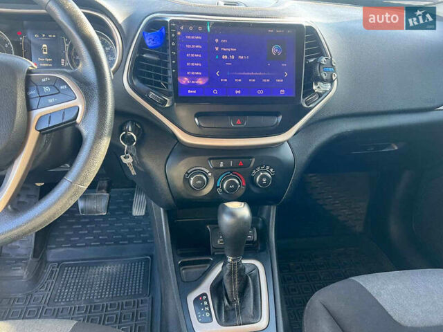 Чорний Джип Cherokee, об'ємом двигуна 2.4 л та пробігом 205 тис. км за 11190 $, фото 19 на Automoto.ua