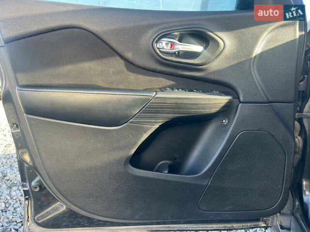 Чорний Джип Cherokee, об'ємом двигуна 2.4 л та пробігом 205 тис. км за 11190 $, фото 10 на Automoto.ua