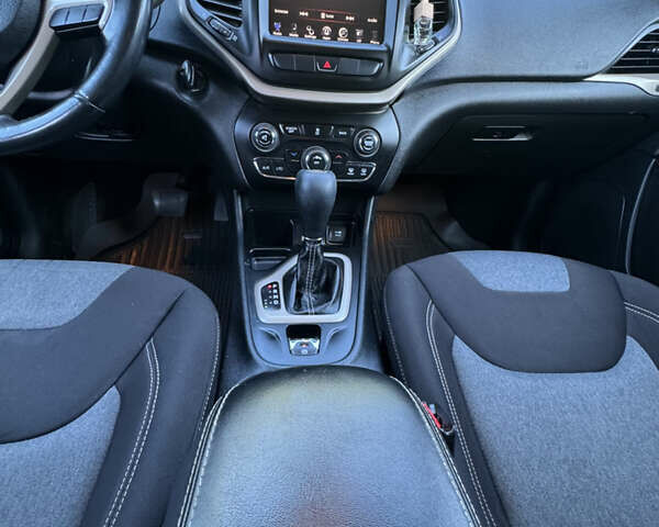 Чорний Джип Cherokee, об'ємом двигуна 2.36 л та пробігом 174 тис. км за 10450 $, фото 42 на Automoto.ua