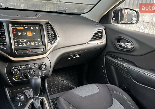 Черный Джип Чероки, объемом двигателя 2.4 л и пробегом 145 тыс. км за 12900 $, фото 15 на Automoto.ua