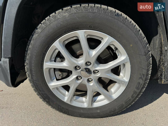 Чорний Джип Cherokee, об'ємом двигуна 2.36 л та пробігом 158 тис. км за 12000 $, фото 8 на Automoto.ua