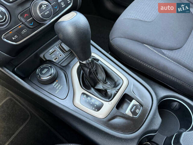 Чорний Джип Cherokee, об'ємом двигуна 2.4 л та пробігом 139 тис. км за 12500 $, фото 60 на Automoto.ua