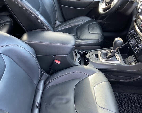 Черный Джип Чероки, объемом двигателя 2.36 л и пробегом 167 тыс. км за 13300 $, фото 19 на Automoto.ua