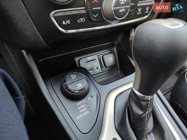 Чорний Джип Cherokee, об'ємом двигуна 3.24 л та пробігом 189 тис. км за 14500 $, фото 14 на Automoto.ua