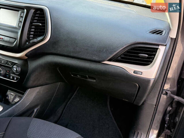 Чорний Джип Cherokee, об'ємом двигуна 2.4 л та пробігом 139 тис. км за 12500 $, фото 33 на Automoto.ua