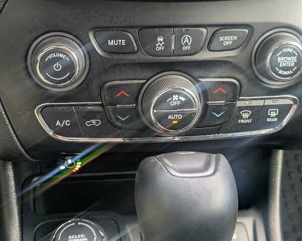 Чорний Джип Cherokee, об'ємом двигуна 2.36 л та пробігом 67 тис. км за 14555 $, фото 17 на Automoto.ua