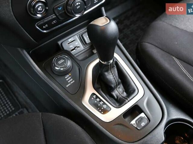 Джип Cherokee 2014 у Києві на Automoto.ua Чорний Джип Cherokee, об'ємом двигуна 2.36 л та пробігом 144 тис. км за 12900 $, фото 19 на Automoto.ua