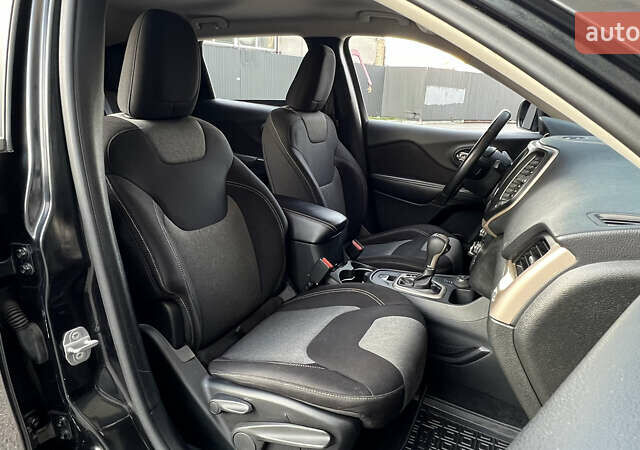 Черный Джип Чероки, объемом двигателя 2.4 л и пробегом 145 тыс. км за 12900 $, фото 11 на Automoto.ua