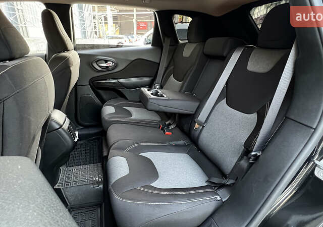 Черный Джип Чероки, объемом двигателя 2.4 л и пробегом 145 тыс. км за 12900 $, фото 9 на Automoto.ua