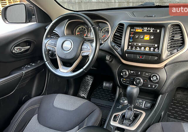 Черный Джип Чероки, объемом двигателя 2.4 л и пробегом 145 тыс. км за 12900 $, фото 13 на Automoto.ua