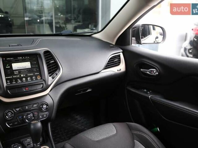 Джип Cherokee 2014 у Києві на Automoto.ua Чорний Джип Cherokee, об'ємом двигуна 2.36 л та пробігом 144 тис. км за 12900 $, фото 12 на Automoto.ua