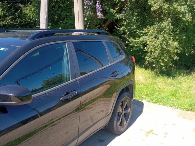 Черный Джип Чероки, объемом двигателя 2.4 л и пробегом 240 тыс. км за 12800 $, фото 3 на Automoto.ua