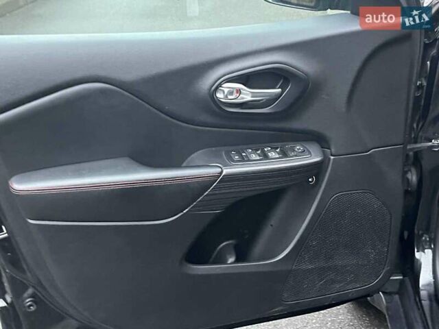 Черный Джип Чероки, объемом двигателя 3.2 л и пробегом 221 тыс. км за 14990 $, фото 14 на Automoto.ua