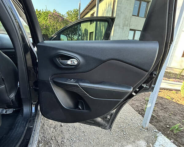 Чорний Джип Cherokee, об'ємом двигуна 2.36 л та пробігом 161 тис. км за 16000 $, фото 18 на Automoto.ua