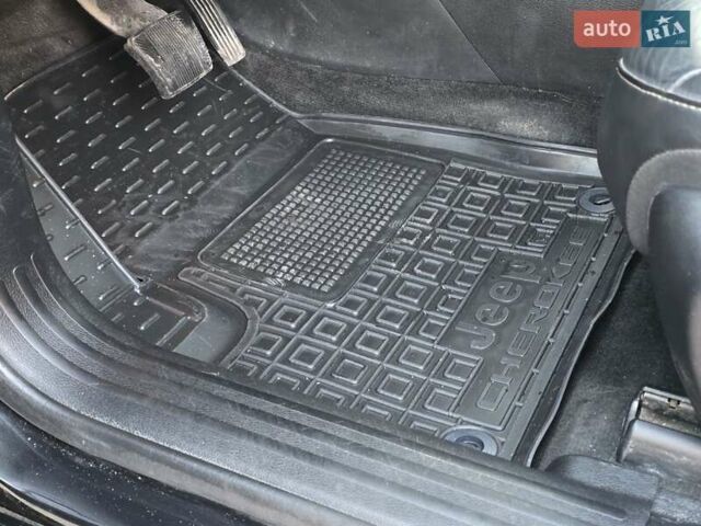 Черный Джип Чероки, объемом двигателя 2.36 л и пробегом 240 тыс. км за 12700 $, фото 43 на Automoto.ua