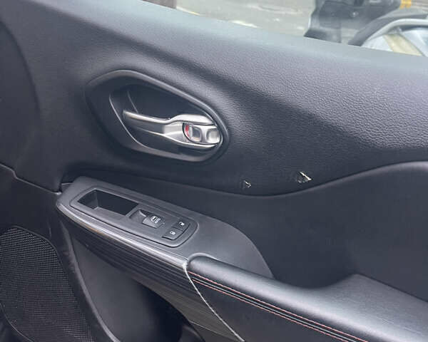 Черный Джип Чероки, объемом двигателя 3.24 л и пробегом 221 тыс. км за 15000 $, фото 7 на Automoto.ua