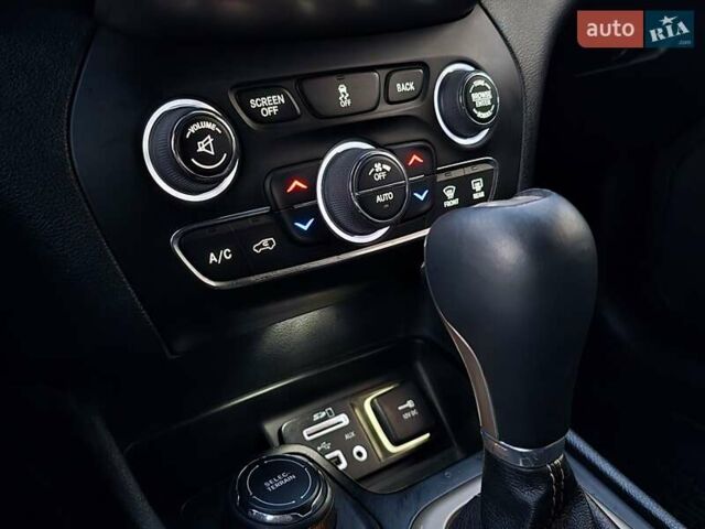 Черный Джип Чероки, объемом двигателя 2.36 л и пробегом 240 тыс. км за 12700 $, фото 94 на Automoto.ua