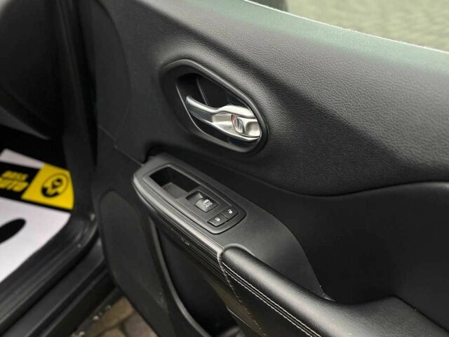 Черный Джип Чероки, объемом двигателя 3.2 л и пробегом 243 тыс. км за 12900 $, фото 16 на Automoto.ua