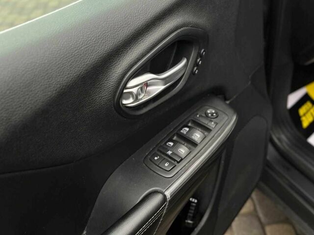 Черный Джип Чероки, объемом двигателя 3.2 л и пробегом 243 тыс. км за 12900 $, фото 19 на Automoto.ua