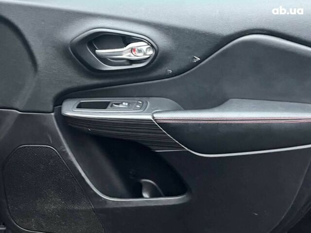 Черный Джип Чероки, объемом двигателя 3.2 л и пробегом 221 тыс. км за 14940 $, фото 29 на Automoto.ua