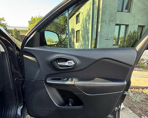 Чорний Джип Cherokee, об'ємом двигуна 2.36 л та пробігом 161 тис. км за 16000 $, фото 17 на Automoto.ua