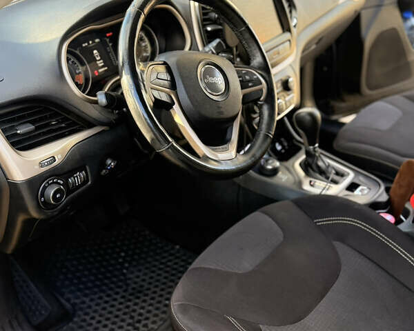 Чорний Джип Cherokee, об'ємом двигуна 2.36 л та пробігом 232 тис. км за 11700 $, фото 4 на Automoto.ua