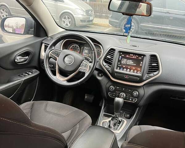 Чорний Джип Cherokee, об'ємом двигуна 2.36 л та пробігом 227 тис. км за 9600 $, фото 6 на Automoto.ua