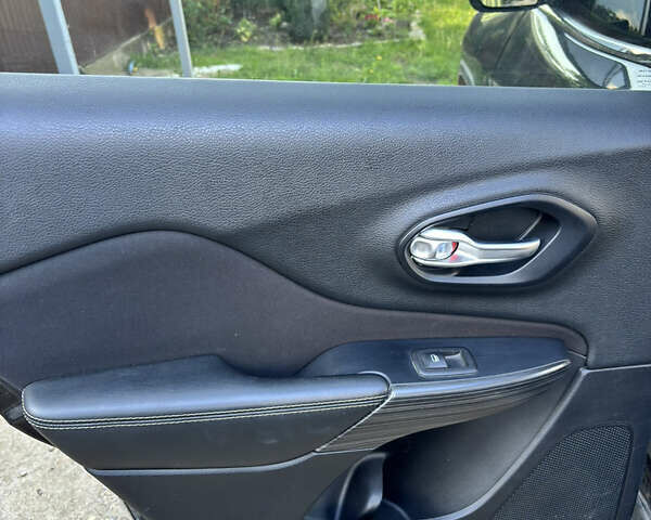 Чорний Джип Cherokee, об'ємом двигуна 2.36 л та пробігом 161 тис. км за 16000 $, фото 21 на Automoto.ua