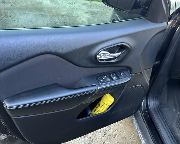 Чорний Джип Cherokee, об'ємом двигуна 2.36 л та пробігом 161 тис. км за 16000 $, фото 24 на Automoto.ua