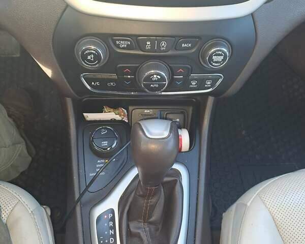 Черный Джип Чероки, объемом двигателя 3.24 л и пробегом 220 тыс. км за 16000 $, фото 5 на Automoto.ua