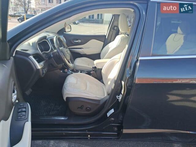 Черный Джип Чероки, объемом двигателя 3.24 л и пробегом 220 тыс. км за 16000 $, фото 3 на Automoto.ua