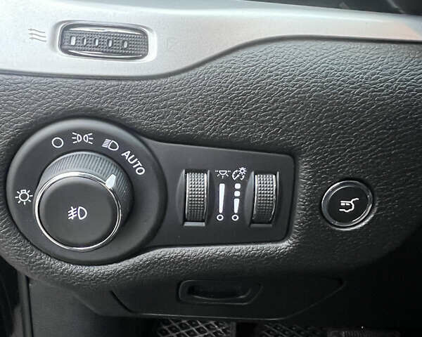 Черный Джип Чероки, объемом двигателя 3.24 л и пробегом 160 тыс. км за 13000 $, фото 12 на Automoto.ua