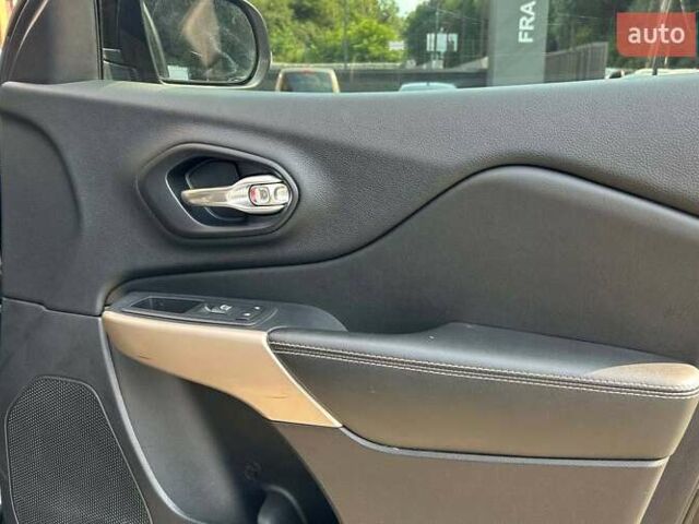 Черный Джип Чероки, объемом двигателя 2.4 л и пробегом 138 тыс. км за 14000 $, фото 17 на Automoto.ua