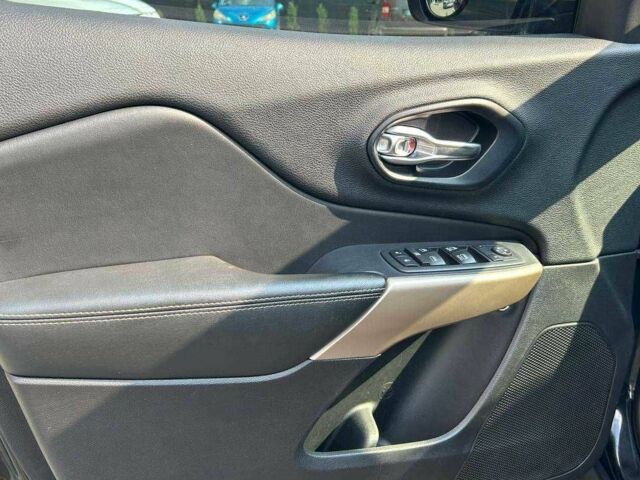 Черный Джип Чероки, объемом двигателя 2.4 л и пробегом 138 тыс. км за 13500 $, фото 7 на Automoto.ua