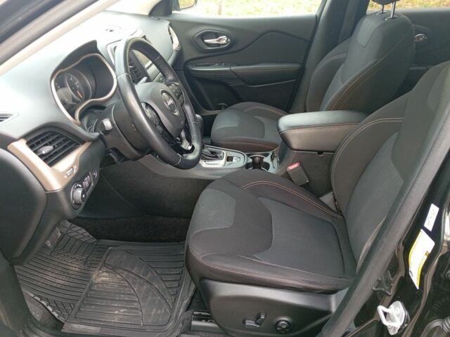 Черный Джип Чероки, объемом двигателя 0 л и пробегом 208 тыс. км за 10900 $, фото 9 на Automoto.ua