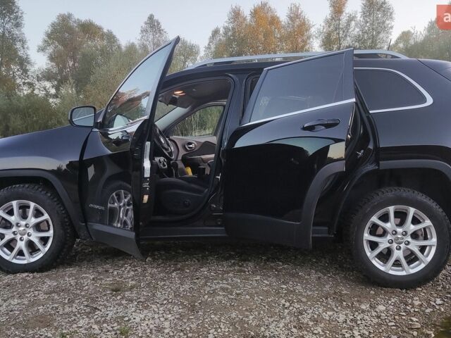 Чорний Джип Cherokee, об'ємом двигуна 2.36 л та пробігом 129 тис. км за 13000 $, фото 7 на Automoto.ua