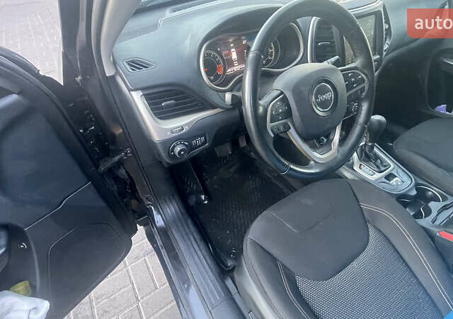 Чорний Джип Cherokee, об'ємом двигуна 2.36 л та пробігом 157 тис. км за 12000 $, фото 4 на Automoto.ua