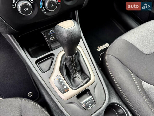 Чорний Джип Cherokee, об'ємом двигуна 2.36 л та пробігом 122 тис. км за 11200 $, фото 12 на Automoto.ua