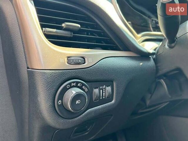 Черный Джип Чероки, объемом двигателя 2.4 л и пробегом 138 тыс. км за 14000 $, фото 10 на Automoto.ua