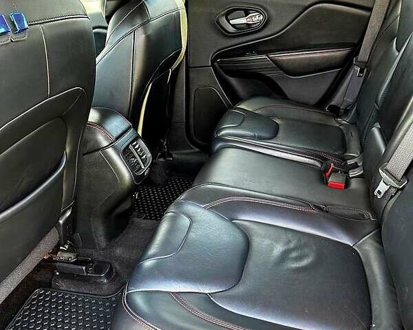 Черный Джип Чероки, объемом двигателя 3.2 л и пробегом 185 тыс. км за 14800 $, фото 11 на Automoto.ua