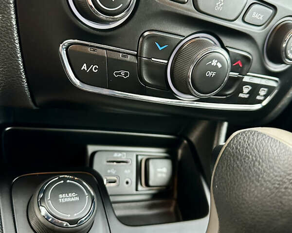 Джип Чероки 2016 в Дрогобыче на Automoto.ua Черный Джип Чероки, объемом двигателя 2.36 л и пробегом 92 тыс. км за 13250 $, фото 25 на Automoto.ua